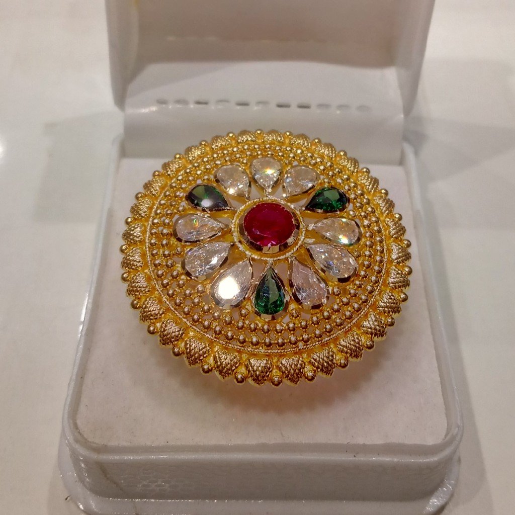 Ladies Queen Antique F. Ring