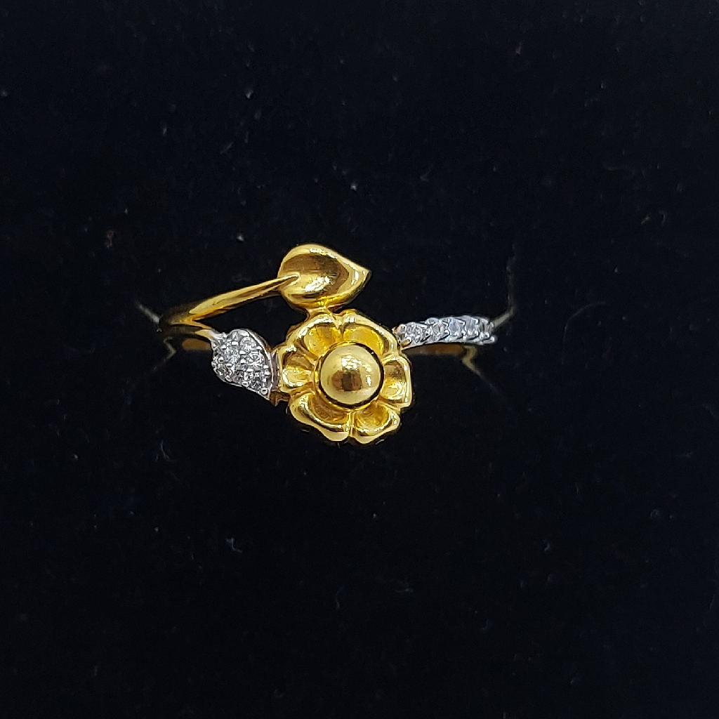 916 Gold CZ Flower Design Ring